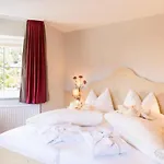 Residenz Theresa מלון דירות 4*