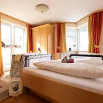 מלון דירות Residenz Theresa 4*