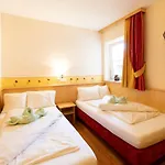 מלון דירות Residenz Theresa 4*