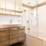 Residenz Theresa מלון דירות 4*