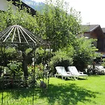 מלון דירות Residenz Theresa 4*